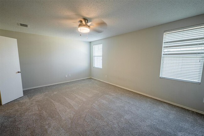 Building Photo - Totally Remodeled 4 bed 2 bath