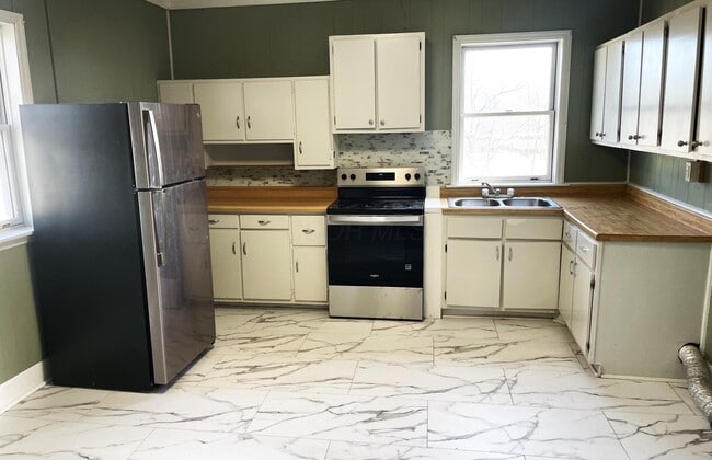 Building Photo - 650 1/2 Chestnut St