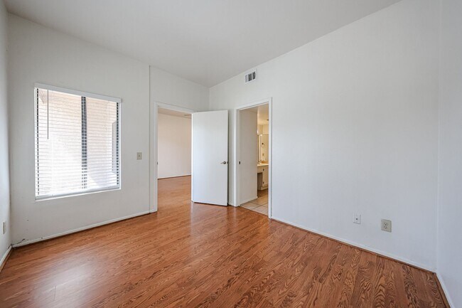 Building Photo - Centrally located and affordable in Woodla...