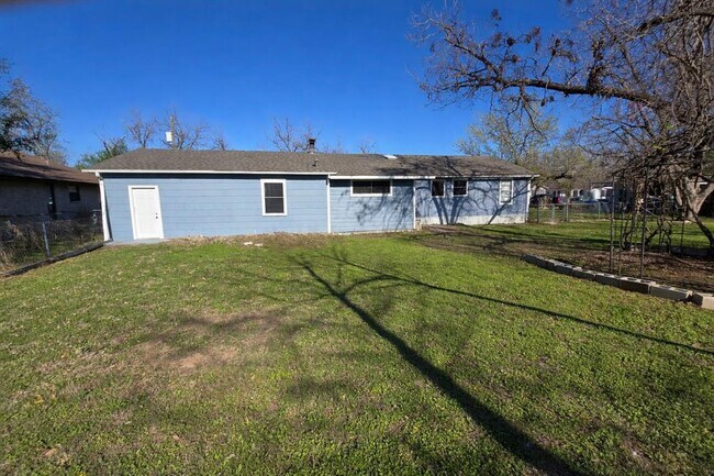 Building Photo - 305 N 5th St