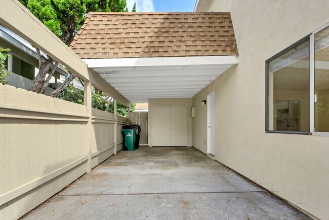 Building Photo - Spacious three bedroom with office in Prim...