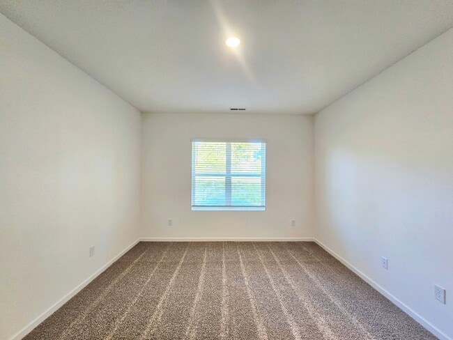 Building Photo - Gated Community with Amenities!