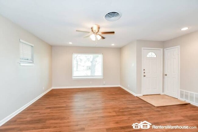 Building Photo - Newly renovated spacious 3 bed/2 bath with...