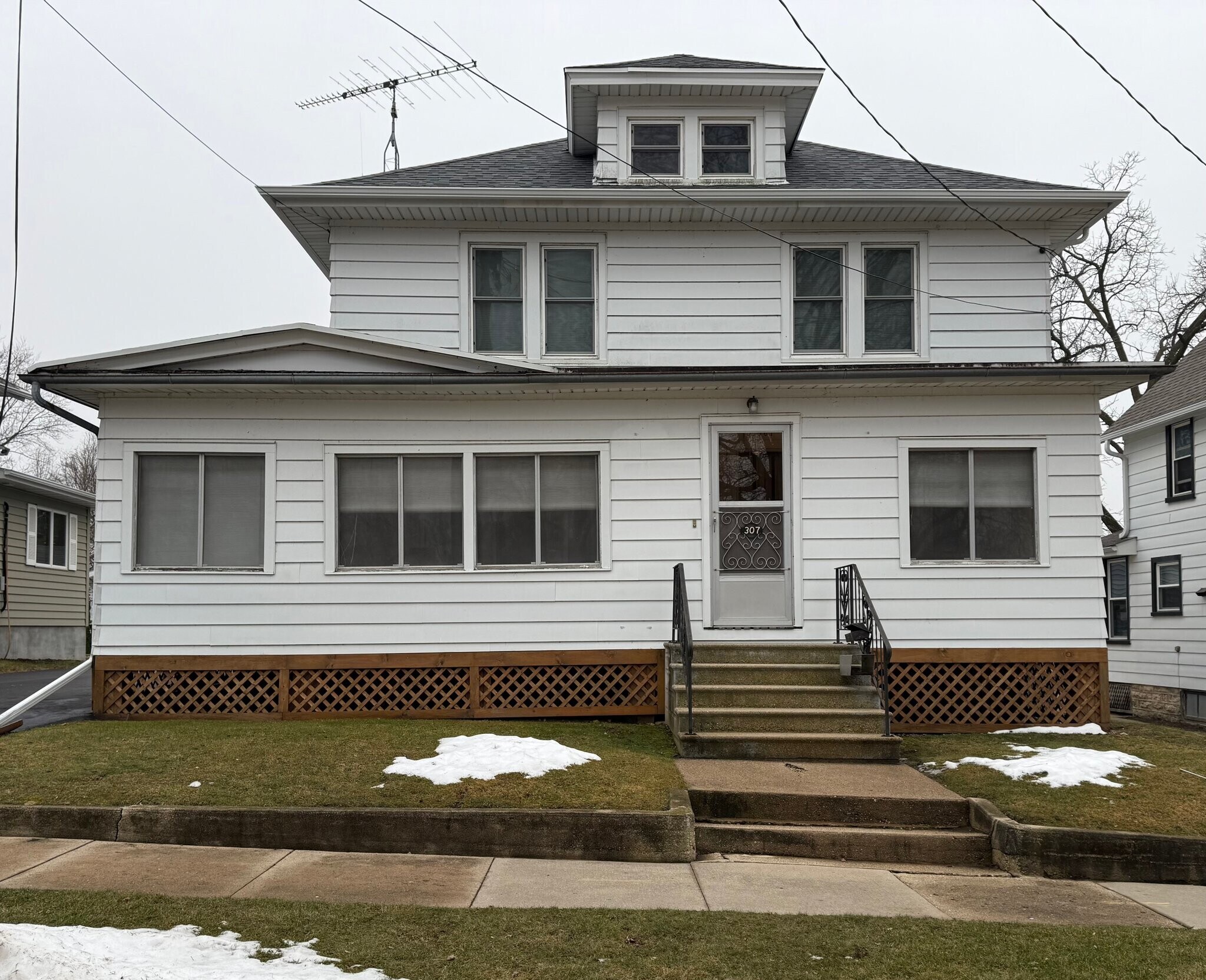 Building Photo - 307 E South St