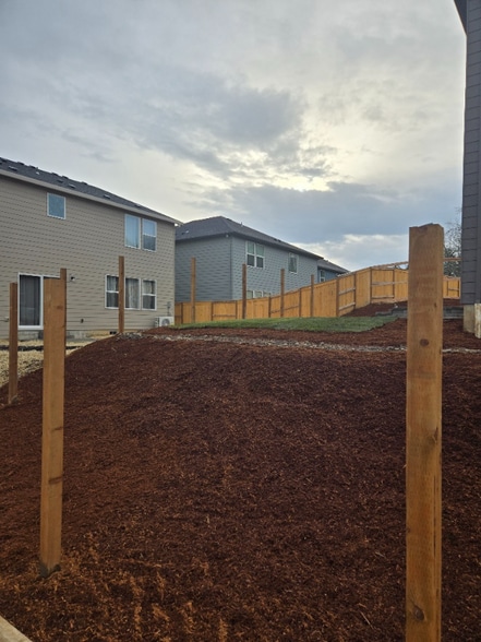 Building Photo - 9314 SE Snowberry Ct
