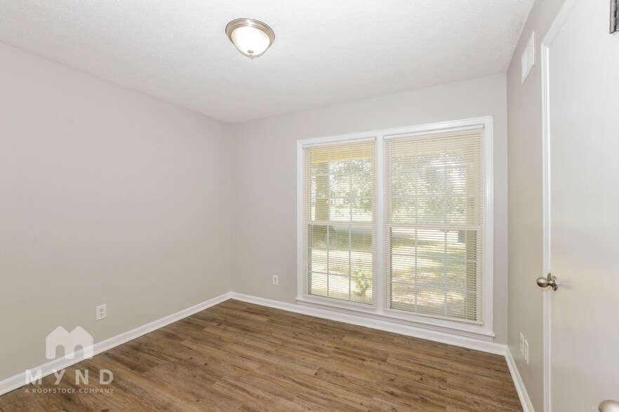 Building Photo - 2154 Ashland Dr