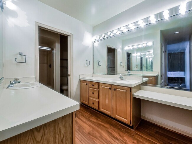 Building Photo - Welcome to this beautiful 2 bedroom, 2 bat...