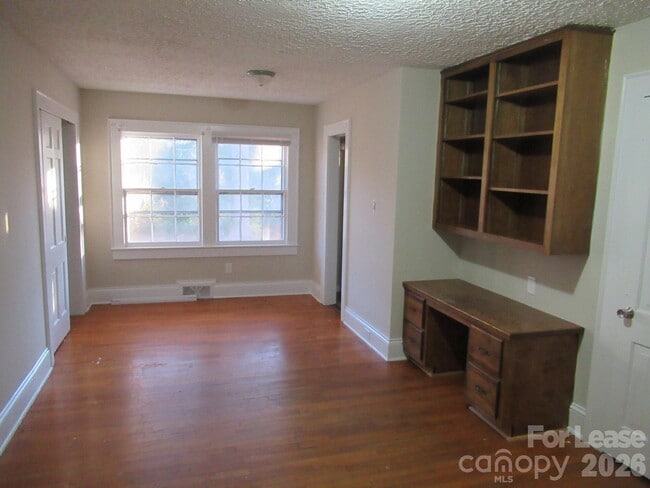 Building Photo - 505 S Cedar St