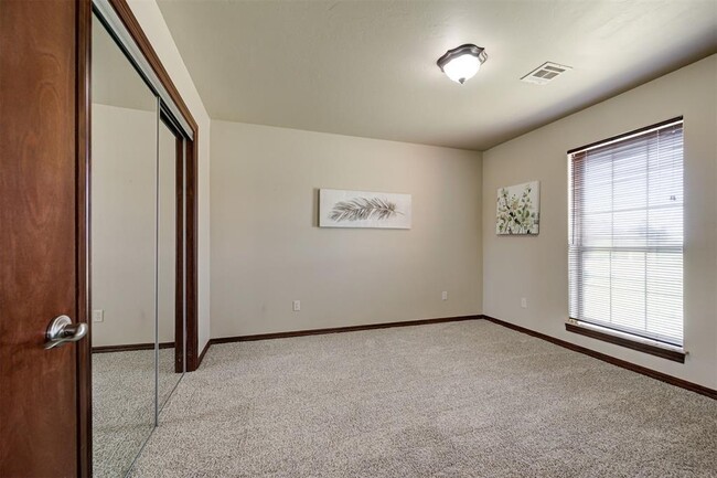 Building Photo - 1920 Fairway Dr