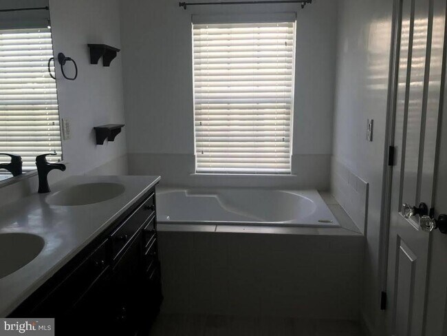 Building Photo - 5074 Donovan Dr