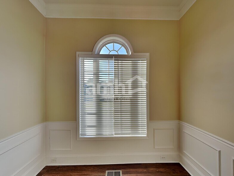 Building Photo - 2404 Adelaide Dr