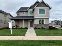 Building Photo - Beautiful Newer 4 Bedroom Home with A/C in Redmond!