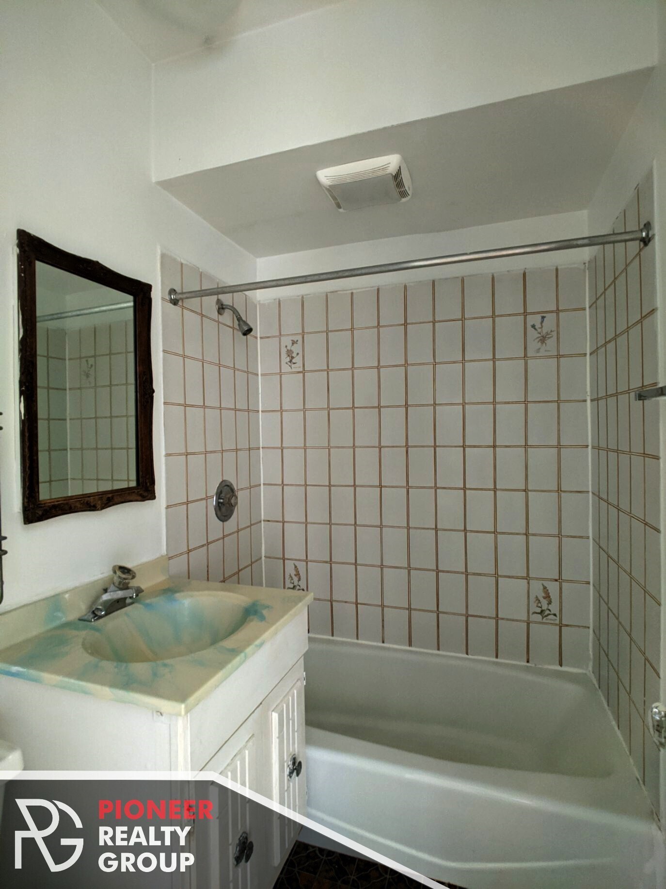 Building Photo - 833 W Wolfram St