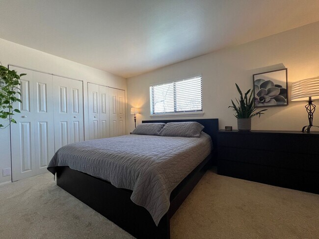 Building Photo - Spacious 4 Bed/3.5 Bath in Boulder - Available July 6th!