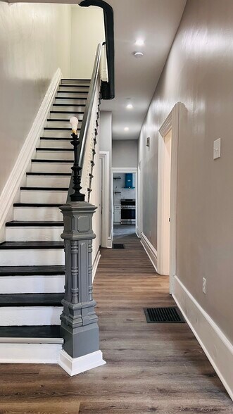 Building Photo - 517 Armandale St