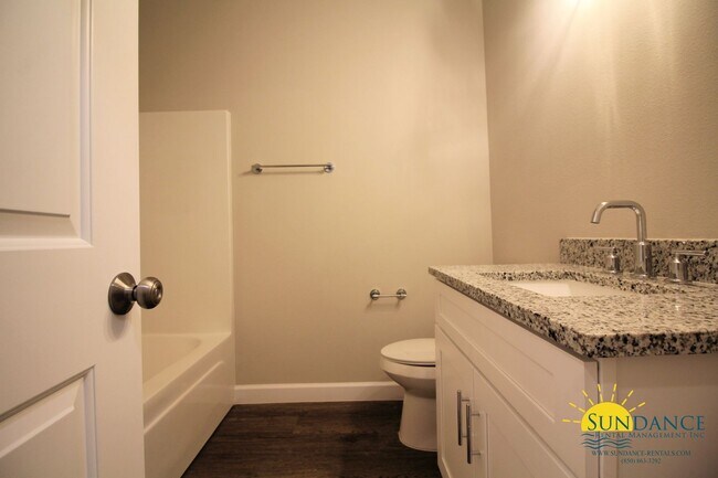 Building Photo - Custom Fort Walton Beach Townhouse in Gated Community!