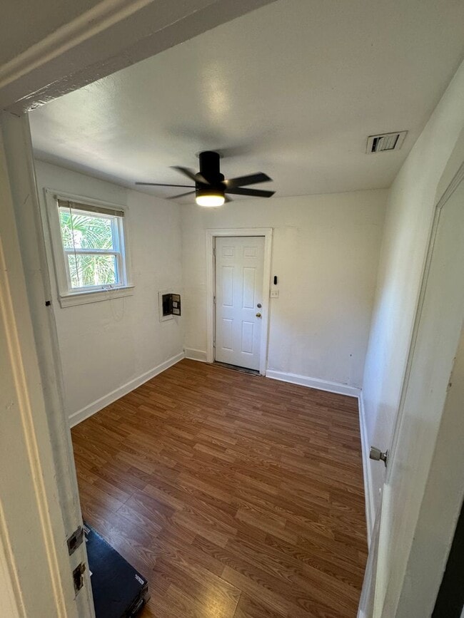 Building Photo - 3B/2.5B Home + 2 Flex Rooms –  One Block from FSU Stadium