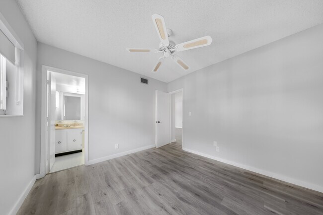 Building Photo - 257 S Cypress Rd