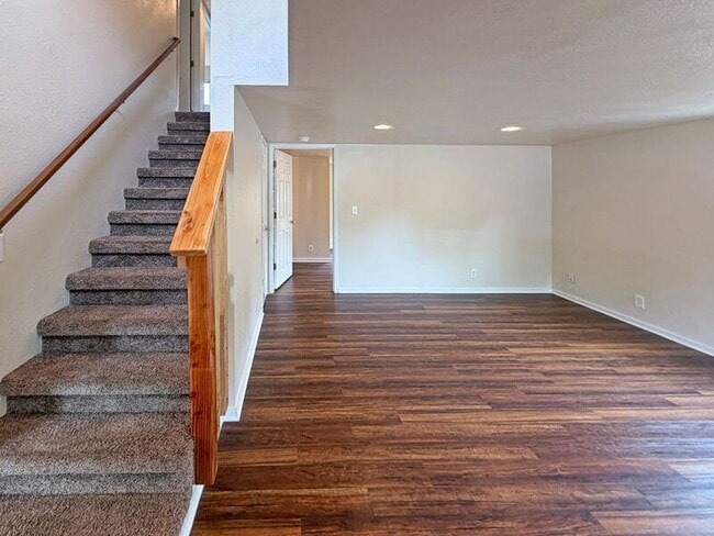 Building Photo - 544 W 20th Ave