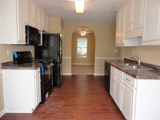 Building Photo - 4765 Beaver Rd
