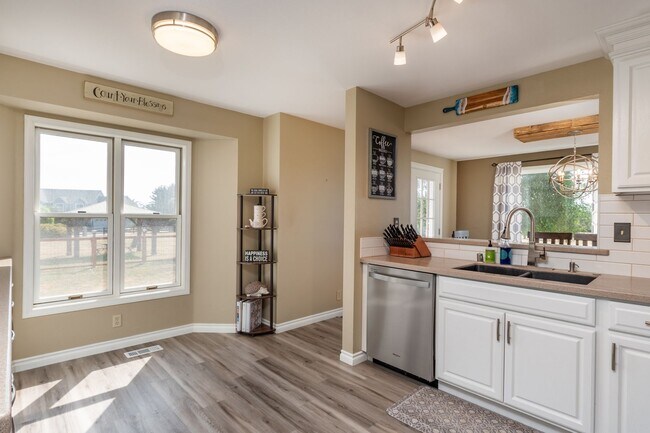 Building Photo - Spacious and Beautiful Home with Private Apartment!