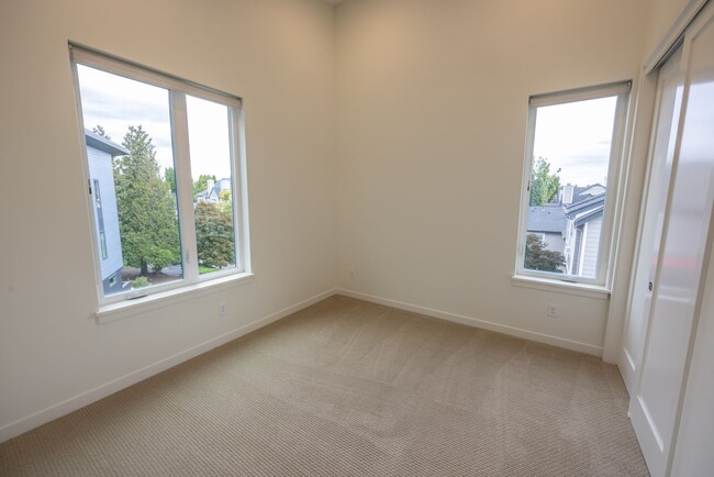 Building Photo - RIVERSIDE TOWNHOMES - BRAND NEW!