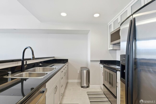 Building Photo - 250 King St