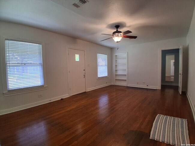 Building Photo - 315 W Ridgewood Ct