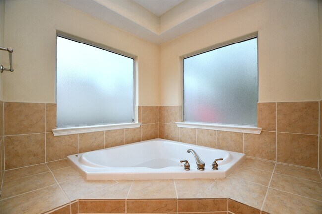 Building Photo - 5211 Holly View Dr