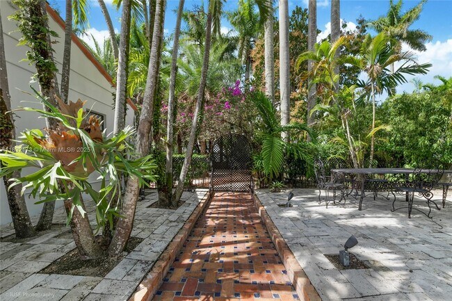 Building Photo - 1624 Granada Blvd