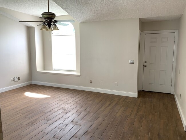 Building Photo - 3 Bedroom Remodeled Home in Surrey Ridge