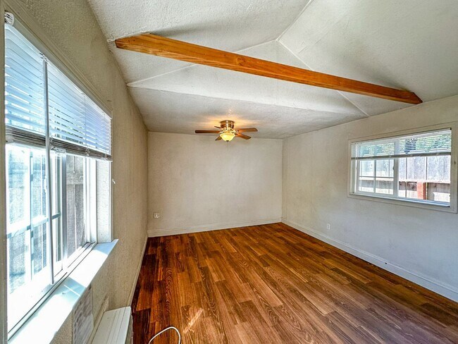 Building Photo - 5 Bedrooms and 3 Bathrooms!