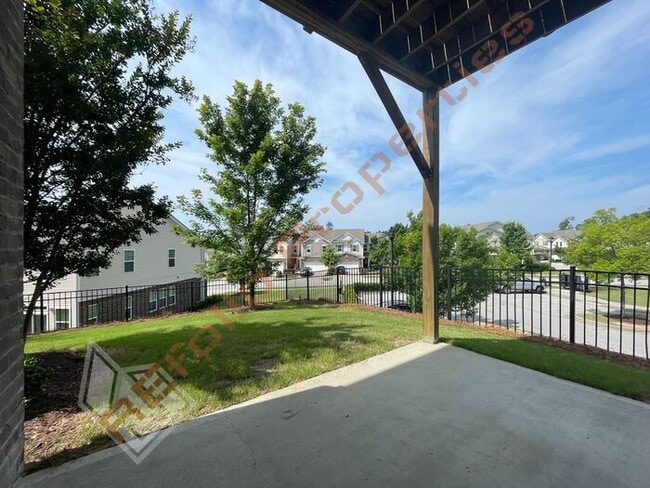 Building Photo - Beautiful 4 Bedroom 2.5 Bathroom End Unit ...