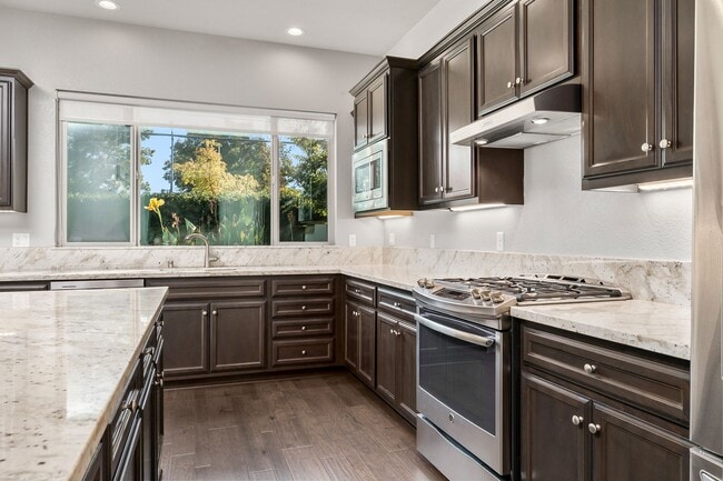 Building Photo - 8099 Traditions Ct