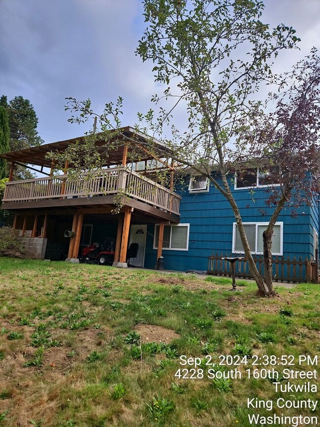 Building Photo - Tukwila/SeaTac daylight rambler - large home for rent - 4 bedrooms 2 bathrooms with 2 kitchens - ...