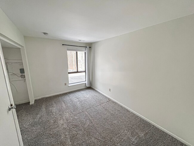 Building Photo - Sun-filled 2 Bed 1.5 Bath With Bonus Offic...