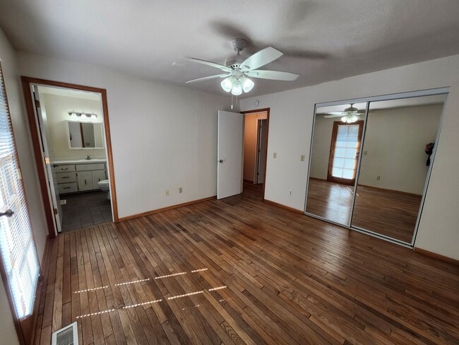 Building Photo - Walk to the River! 3 bed, 2 bath on Quiet ...
