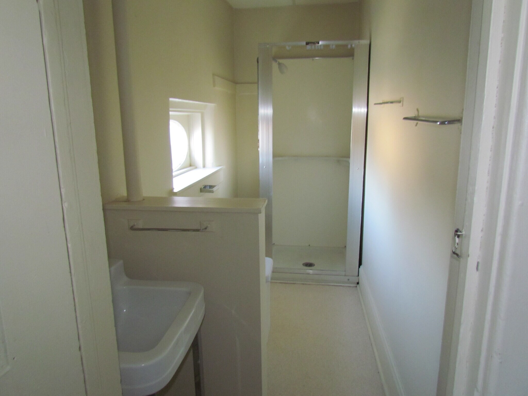 Building Photo - 327 E Cherry St