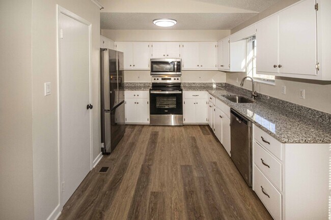 Building Photo - 6600 Woodcock Cir