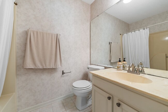 Building Photo - Beautiful 4BR, 3.5BA Tri-Level Home in Wel...