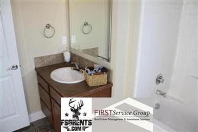Building Photo - 9938 W Rosecroft Ct