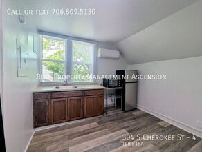 Building Photo - 304 S Cherokee St