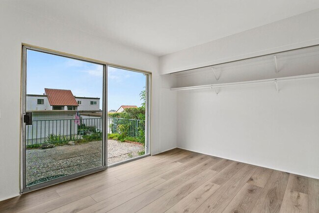 Building Photo - Bright, Beautiful & Newly Updated with Oce...