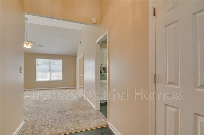 Building Photo - 207 Taylor Cir