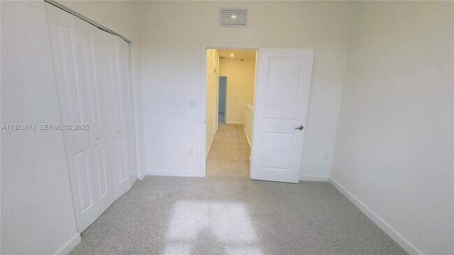 Building Photo - 2621 SE 27th Dr