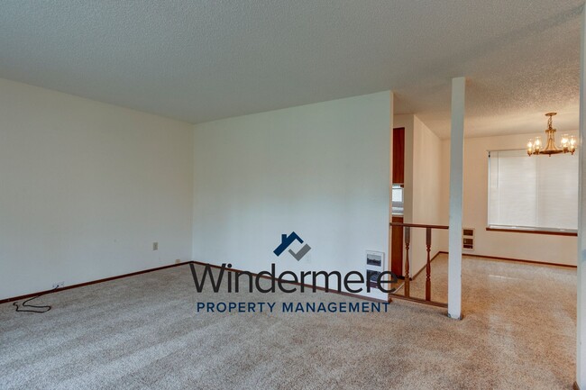 Building Photo - 4 Bedroom 2.5 Bathroom Home Close to West ...