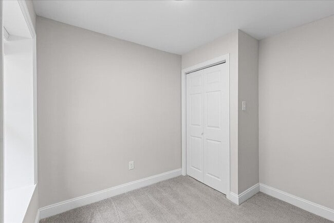Building Photo - 2901 N Lakeshore Dr