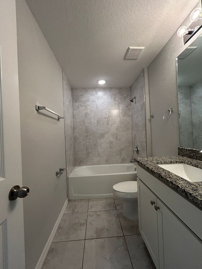 Building Photo - Don't Miss This 4 Bed, 2 Bath Home with Fe...