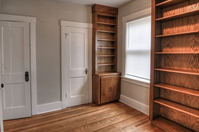 Building Photo - 4 bed in Aksarben