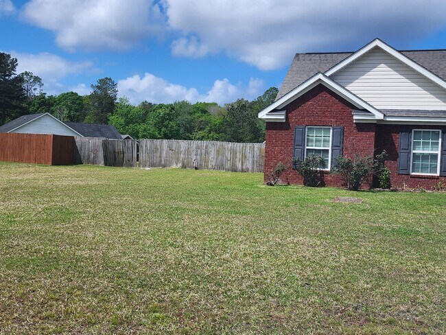 Building Photo - 114 Miller St NE